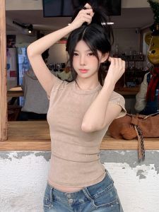 เสื้อยืดคอกลมแขนสั้นสไตล์ย้อนยุคสไตล์อเมริกันสำหรับผู้หญิงในช่วงฤดูร้อน เสื้อเชิ้ตทรงเข้ารูปพอดีตัวสำหรับผู้หญิงที่มีขนาดเล็ก