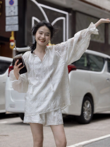 Mixd | Bộ Áo Dài Tay Trắng và Quần Shorts 2 Mảnh Thu Phong Cách Thoáng Mát