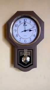 Jam Dinding Bandul Suara Melody Klasik Warna Coklat Tua Bandul Goyang Free Baterai ES6570