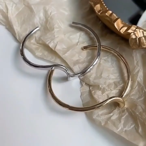 Gelang Open Cuff Tembaga Gelang Wanita Trendy Model Gelombang Tidak Teratur Hadiah Cantik untuk Pacar Ibu
