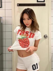 เสื้อยืดคอกลมแขนสั้นผ้าฝ้ายแท้ทรงสลิมฟิตสำหรับผู้หญิงในช่วงฤดูร้อน เสื้อเชิ้ตแขนสั้นลายผลไม้สำหรับใส่ไปทำงาน สไตล์เกาหลี แฟชั่นสตรีท