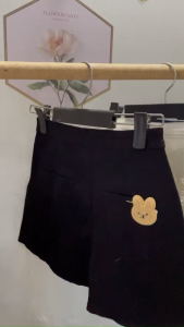 quần short jean đính gấu túi sau cạp cao ôm tôn dáng