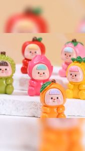 เด็กทารก ใส่ชุดผลไม้ เรซิ่น เรืองแสงขนาด 30x40mm อุปกรณ์เสริมงานฝีมือ งาน DIY ใช้สำหรับตั้งโชว์ เจาะทำที่ห้อยกระเป๋า พวงกุญแจ