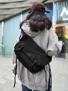 ความจุขนาดใหญ่ สไตล์สปอร์ต กระเป๋าสะพายข้างผู้ชายสไตล์ Messenger กระเป๋าสะพายไหล่เดี่ยววัสดุไนลอน สตรีทแวร์ เทรนด์ สีดำ