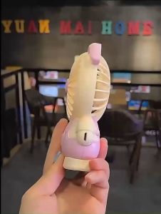 874 ( 1แถม1 คละสี ) พัดลมพกพา มินิ mini fan รูปการ์ตูหมู มีไฟในตัว ลมแรงลายน่ารัก ที่ชาร์จ USB