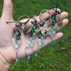 พวงลูกปัดแก้วสีเขียวเหนี่ยวทรัพย์ ลูกปัดไล่สีอ่อนแก่สวยงาม ร้อยเป็นพวง พร้อมตัวห้อยใบไม้4แบบให้เลือก ใช้ห้อยกระเป๋าก็ได้ค่ะ สวยๆ