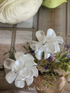 ต่างหูรูปดอกไม้สีขาวที่ถักด้วยมือ S925 เงิน ต่างหูขนาดใหญ่สไตล์ INS สำหรับผู้หญิง ต่างหูรูปดอกไม้สดใหม่ ประดับตกแต่งด้วยโลหะผสม