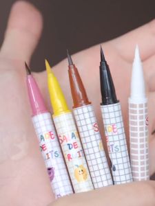FLORTTE Eyeliner Cecair Salade De Fruits FLORTTE Salade De Fruits Liquid Eyeliner 花洛莉亚水果沙拉眼线液笔 彩色眼线液笔精细防水持久