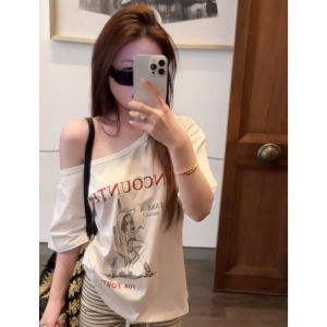 YUEZHONGWEI | เสื้อยืดแขนสั้นไหล่เดียวพิมพ์ลายตัวอักษรสไตล์ย้อนยุคสไตล์อเมริกันสำหรับผู้หญิงในช่วงฤดูร้อน ทรงหลวม ดีไซน์เก๋ไก๋ แขนสั้น คอวี ทรงปกติ