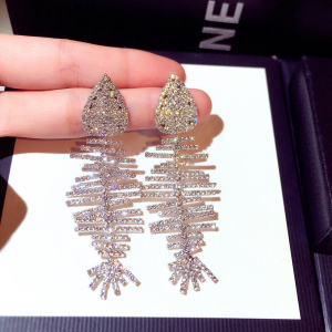 Trendy Minimalist Fishbone Diamond Micro-Paved Earrings Womens New 2024 Fashion Cold Tone Personalized Small Fish Silver Needle Jewelry