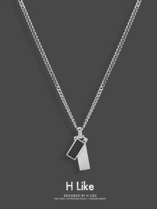 Fashion Black Square Necklace Pendant Jewelry Titanium Steel Snake Bone Short Wei Sweater Chain Mens and Womens Elegant Style Accessories Fashion