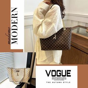 LKfashion งานปังมาก กระเป๋าแฟชั่นรุ่นฮิต ทรงสวยดูเก๋ ละมุนดีต่อใจ ลายเรียบหรูดูแพง สีสวยแต่งตัวง่าย น้ำหนักเบา ดูแลรักษาง่าย ใส่ของได้จุใจ รุ่นนี้ของมันต้องมี สั่งเลยยยห้ามพลาด