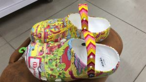 CrocsFanClub - Sục classic họa tiết quai mũi tên Pbx20