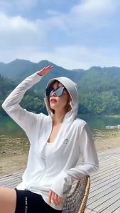 เสื้อกันแดด UV เสื้อแจ็กเก็ตกันแดด ซึ่งมีฮู้ด ระบบป้องกันรังสียูวี รับระบายอากาศสวยด้วย สร้างความสวยความงามใหม่ สร้างสีดอกเบี้ยๆ รวมถึงเป็นเสื้อกันที่น่ารัก