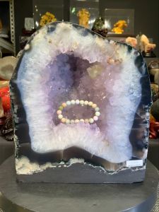 direct sale from Brazil ready stock in jb。amethyst geode crystal cave 五行水土💯天然紫晶洞 黑玛瑙绿幽灵方解石花边 透亮透亮紫晶体带有钛晶&黄娇花  (如定制实木底座另加RM60)  高: 28.5cm  宽: 25cm x 20cm  洞深: 5cm  重: 17.2kg