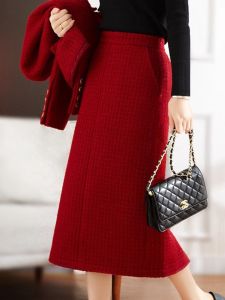 กระโปรงทรงเอสีแดง ทรงเข้ารูป ทรงเข้ารูป เอวสูง ผ้าโพลีเอสเตอร์ กระโปรงทรงเอ ฤดูใบไม้ผลิ 2025 กระโปรงสั้นสำหรับผู้หญิง