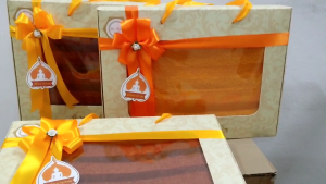 ผ้าขนหนูคอตตอนสำหรับถวายพระสงฆ์แบบกล่องมีหูหิ้ว 1 กล่อง มี 1 ชิ้น มี 2 สี ผูกโบว์สวยทุกกล่อง