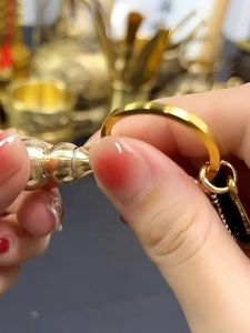 Panduan Membeli Gantungan Kunci Mobil Pixiu Fengshui Bentuk Labu Keberuntungan\\n\\n Ketersediaan & Pengiriman\\n\\n Detail Ketersediaan Produk\\nSemua produk Gantungan Kunci Mobil Pixiu Fengshui Bentuk Labu Keberuntungan tersedia, jadi Anda dapat melanjutkan pesanan jika Anda menyukainya. \\n\\n Proses Pengiriman\\nSemua pesanan akan diproses dan dikirim setiap hari kecuali hari besar/hari libur dari Tangerang. Umumnya, pesanan akan tiba di Jawa dalam waktu 1-2 hari dan 2-7 hari untuk daerah luar pulau Jawa. \\n\\n Fitur & Spesifikasi\\n\\n Fitur Gantungan Kunci Mobil Pixiu Fengshui\\nGantungan Kunci Mobil Pixiu Fengshui Bentuk Labu Keberuntungan ini adalah produk 100% brand dan berkualitas tinggi dengan gaya China. Bahan utama yang digunakan adalah kuningan murni. Bagian bawah labu dapat dibuka, membuat gantungan kunci ini sebagai alat kecil yang indah dan dekoratif. Gantungan kunci ini pasti akan memberikan kesan yang menakjubkan dan menjadi aksesori favorit Anda. Kerajinan yang indah dan penampilan yang menarik menjadikan gantungan kunci ini sebagai hadiah kreatif untuk seseorang. Gantungan kunci ini juga cocok untuk koleksi.\\n\\n Spesifikasi Produk\\nMaterial: Kuningan\\nWarna: Seperti yang ditampilkan di gambar\\nUkuran: Panjang total sekitar 7 cm, labu sekitar 5 cm\\n\\n Cara Memesan & Umpan Balik\\n\\n Langkah-langkah Pemesanan\\nAnda dapat memesan Gantungan Kunci Mobil Pixiu Fengshui Bentuk Labu Keberuntungan dengan mudah melalui website kami. Setelah pesanan Anda diproses, produk akan dikirim ke alamat yang Anda berikan.\\n\\n Dukungan & Layanan COD\\nToko kami menyediakan layanan COD (cash on delivery). Anda dapat membayar produk saat barang sampai di alamat Anda.\\n\\n Memberikan Umpan Balik Positif\\nMohon beri kami bintang 5 dengan review yang baik jika Anda puas dengan produk dan layanan kami.\\n\\n Kesimpulan\\nGantungan Kunci Mobil Pixiu Fengshui Bentuk Labu Keberuntungan adalah aksesori mobil yang menarik dan berkualitas tinggi. Dengan desain yang unik dan kerajinan yang indah, gantungan kunci ini pasti akan menjadi favorit Anda. Selamat berbelanja!\n}