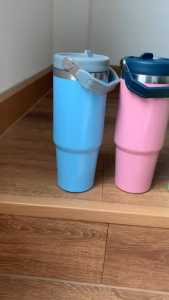 แก้วเก็บความเย็นมีหูหิ้ว แก้วสแตนเลส304 ขนาด 900 ml พร้อมหลอด แก้วเก็บความร้อน-เย็น