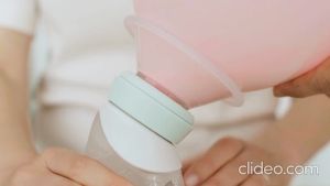 MARCUS & MARCUS SILICONE ANGLED FEEDING BOTTLE & BREAST PUMP