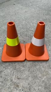 Cọc tiêu nhựa phản quang trắng hình chóp nón loại lớn cao 73cm. Phân làn giao thông công trình