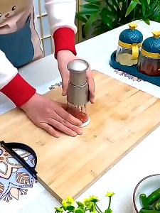 Dụng Cụ Nghiền Tỏi Ớt Chất Liệu Thép Không Gỉ Bền Bỉ Thiết Kế Tiện Lợi Giúp Nghiền Nhanh Sạch Và An Toàn