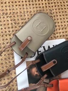 Mobile Phone Bag Female New Style 2024 Hot-selling Trendy Fashion Super Hot Messenger Packaging Mobile Phone Small Bag Fashionable Lightweight Genuine Leather