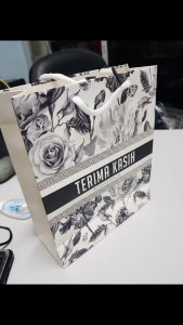 10pcs paper bag in 1 packet size 18x7x21cm ideally for doorgift in the event of weeding and parties.