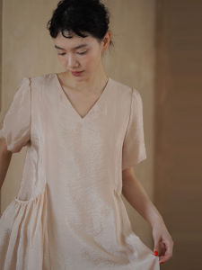 ชุดเดรสยาวทรงเอคอวีทรงหลวมสไตล์สาวๆ ดีไซน์เรียบง่าย กระโปรงทรงเอ แขนสั้น ผ้าผสมโพลีเอสเตอร์และไนลอน