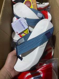 รองเท้าแตะ Fitflop สีกรมแดงลาย มีหลายสีให้เลือกรับประกันสินค้าตรงปก 100% พร้อมจัดส่งทุกวัน