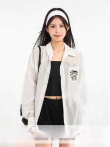 เสื้อเชิ้ตแขนยาวผ้าไหมลายทางสีขาวสไตล์ฝรั่งเศสสำหรับผู้หญิงในช่วงฤดูร้อน เสื้อคลุมกันแดดแบบบาง ทรงหลวม สไตล์เรียบง่าย