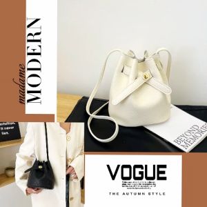 QXshop พร้อมส่ง กระเป๋าสะพายแฟชั่นผู้หญิง ทรงสวยดูน่ารัก ดีเทลสุดแบ๊ว สายหวานห้ามพลาด รุ่นนี้ใส่ของได้เยอะ ราคาไม่แรง ทำความสะอาดง่าย สีสวยทรงเก๋แบบนี้ ไม่มีคือพลาดมาก