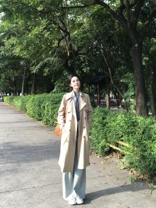 เสื้อแจ็คเก็ตผู้หญิงสีกรมท่า ทรงหลวม ปกจีบ กระดุมคู่ ยาวปานกลาง สไตล์อังกฤษ ทรงหลวม ฤดูใบไม้ร่วง 2025