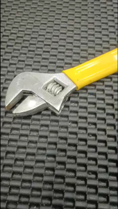 Mỏ lết vặn ốc đa năng 10 inch cán bọc nhựa vàng chống trượt cờ lê mỏ lết điều chỉnh độ mở linh hoạt dụng cụ sửa chữa lắp đặt gia đình