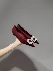 รองเท้าส้นสูงสีแดง เสื้อผ้าแฟชั่นฤดูใบไม้ร่วง รองเท้าส้นเตี้ยแบบสวมสำหรับผู้หญิง ทรงหัวแหลม พื้นยาง สวมใส่สบาย