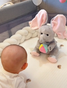 [อุปกรณ์ช่วยผ่อนคลาย] ซ่อนหา ร้องเพลง ช้าง ของเล่นเด็ก แมวกับหนู ฝึกยกหัว อุปกรณ์ปลอบโยนและเกลี้ยกล่อม ตุ๊กตาช้างขนนุ่มพร้อมหูพัด