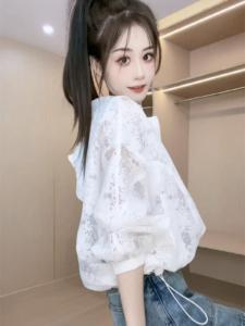 เสื้อแจ็คเก็ตผู้หญิงฤดูร้อนปี 2025 ทรงหลวม สไตล์ลำลอง ป้องกันแสงแดด ดีไซน์รูปแบบ เสื้อคลุมกันหนาวลายลูกไม้ ซิป