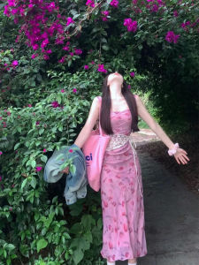 ชุดเดรสยาวผู้หญิงสไตล์ฝรั่งเศสสีชมพูดอกไม้ สายเดี่ยว ทรงเอ เอวสูง แขนกุด คอเหลี่ยม ฤดูร้อน 2025 ใหม่