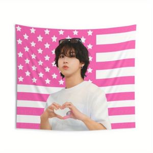 1 PC Han Jisung "Finger Heart" Tapestry สีชมพู American FLAG Design ชายหนุ่มทําการท่าทางหัวใจ Perfect Tapestry