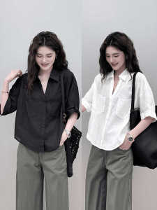 เสื้อเชิ้ตคอวีแขนสั้นผ้าลินินสีขาวหลวมๆ สำหรับผู้หญิงในช่วงฤดูร้อนปี 2025 เสื้อเชิ้ตผู้หญิงทรงหลวมๆ สไตล์เกาหลี