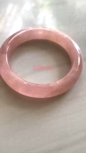 Vòng Thạch Anh Hồng Tự Nhiên Bản Hẹ Mới đẹp Ni 52mm Cao 11mm Dầy 8mm Màu Hồng xinh bóng đẹp Nữ mệnh Hỏa mệnh Thổ tay nhỏ đeo 45kg - 52 kg chỉ có 850k/1 chiếc ạ