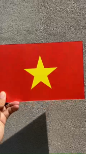 Cờ Việt Nam nhỏ gắn tường màu đỏ với ngôi sao vàng năm cánh.