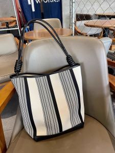 กระเป๋าสะพายข้างผ้าใบลายทางสไตล์เกาหลีขนาดใหญ่สำหรับผู้หญิง ทรงสี่เหลี่ยม มีซิปปิด พื้นผิวเรียบเนียน กระเป๋าถือสะพายไหล่แบบลำลอง