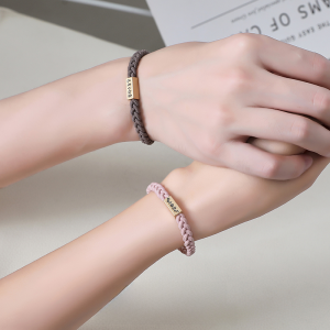 สายหนังขนาดเล็กคู่ที่กําหนดเองพร้อมสายรัดข้อมือคู่ของสร้อยข้อมือทอเชือกหุ้มหนังเพื่อความสัมพันธ์ทางไกล