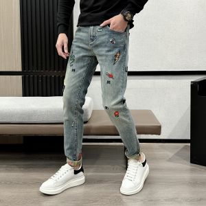 กางเกงยีนส์ทรงสลิมฟิตสำหรับผู้ชาย ฤดูใบไม้ผลิและฤดูใบไม้ร่วง แบรนด์ดังสุดเทรนด์ กางเกงขายาวทรงตรงปักลายไฮสตรีท