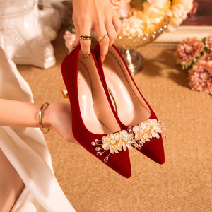 รองเท้าแต่งงานแบบจีนสีแดง รองเท้าแต่งงานสไตล์จีนสำหรับเจ้าสาว รองเท้าแต่งงานแบบสวมสบายสำหรับคู่รักและตั้งครรภ์ รองเท้าแต่งงานสุดหรูสำหรับงานแต่งงาน