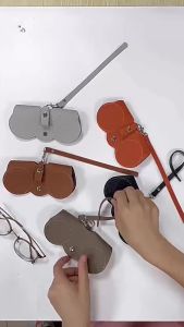 Eyewear Case Fashionable and Portable Women Eyewear Case Good Leather Eyewear Cover Summer Sunglasses Pouch Cute Eyewear Bag with Key Chain PU Leather Soft Bag Eyeglass Case Simple Sunglasses Packaging Boxes
