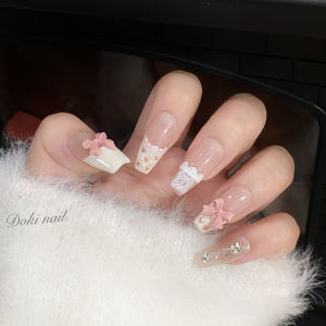 เล็บแต่งตัวแบบสวมใส่ทำมือใหม่ปี 2025 สไตล์เจ้าหญิงหวาน ลายลูกไม้สีชมพู ริบบิ้นผีเสื้อ ผลิตภัณฑ์เสริมสวยสำหรับเล็บ