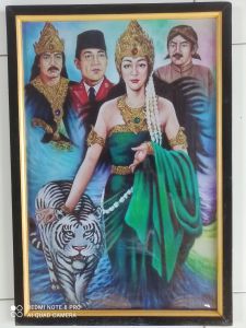 Hiasan dinding cetak gambar dan bingkai Ratu pantai selatan prabu Siliwangibapak Ir soekarno dan Kanjeng sunan Kalijaga ukuran 45cm x 65cm