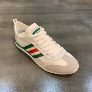 รองเท้าสนีกเกอร์ผู้ชายรองเท้าลำลองสไตล์เกาหลีแบบใหม่ฤดูร้อนปี2024รองเท้ากีฬาสีขาวสามเส้นหลากสีรองเท้าโลฟเฟอร์พื้นนิ่ม